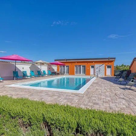 Danka With Shared Pool Penzion