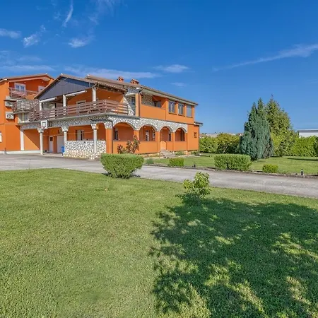 Gostinjska kuća Danka With Shared Pool Pula