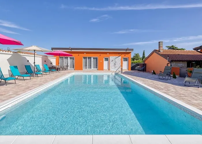 Danka With Shared Pool Guest house