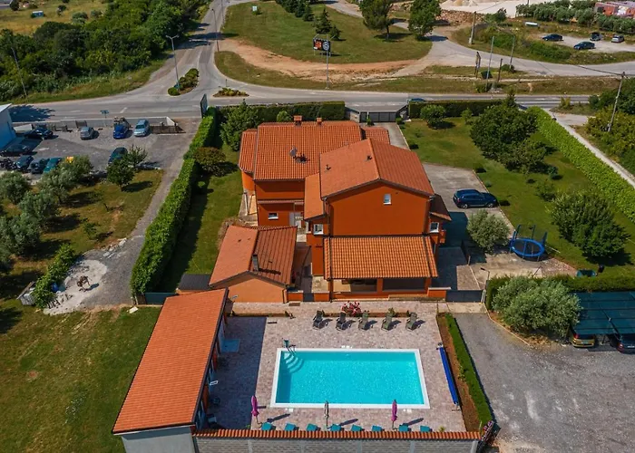 Danka With Shared Pool Gostinjska kuća Pula