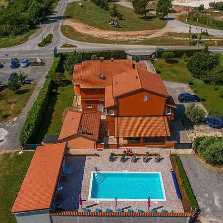 Danka With Shared Pool Affittacamere Pola