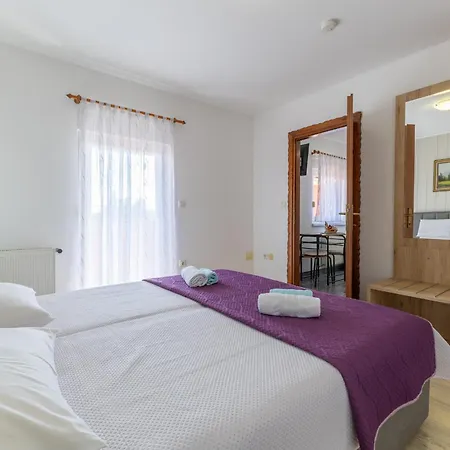 Danka With Shared Pool Guest house Pula